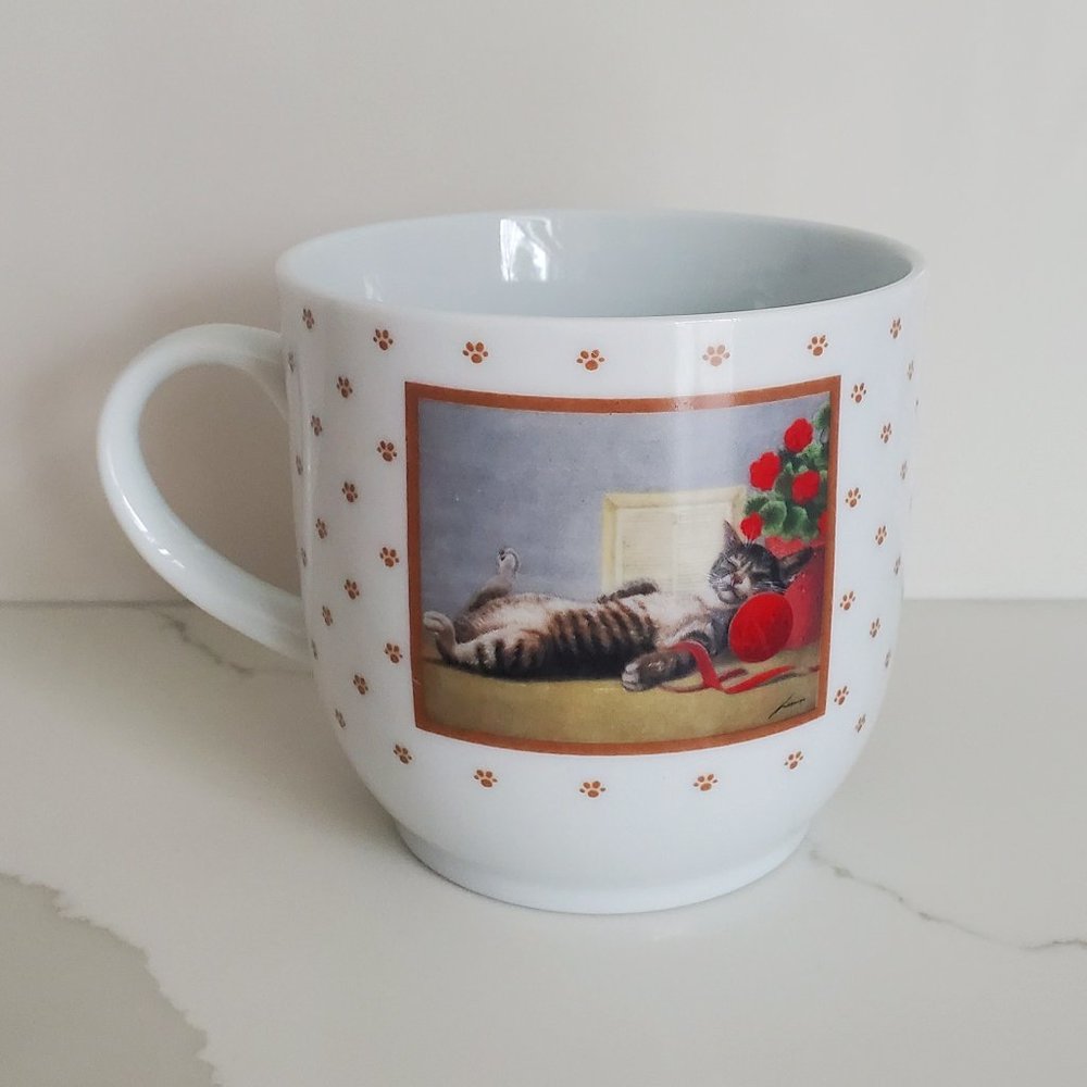 Hello Cat Lovers ! Coffee Tea Mug with Cute Tabi Cats Graphic Red Yarn & Paws